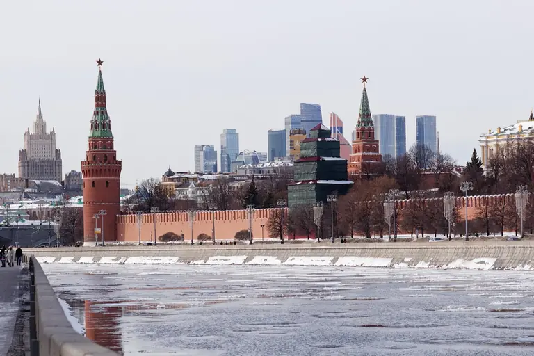 Кремлёвская стена и башни над Москвой-рекой, за ними небоскрёбы Москва-Сити