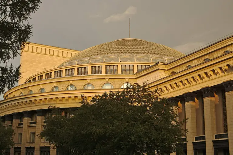 Купол Новосибирского театра оперы и балета в вечернем свете